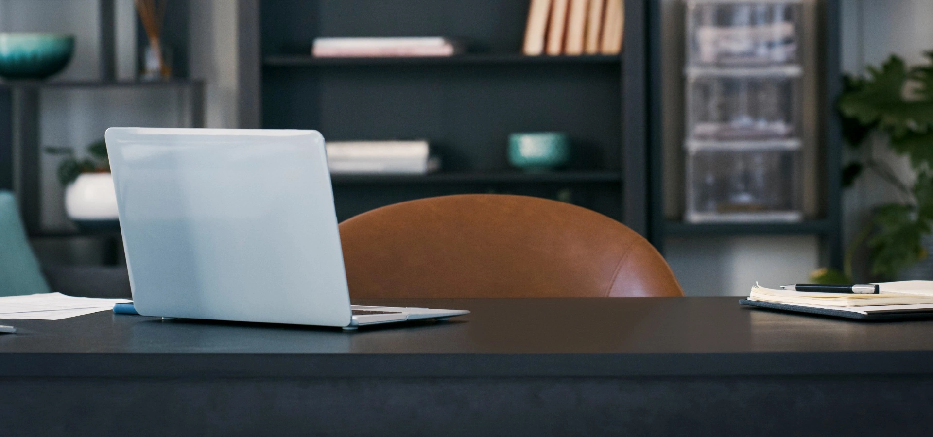 laptop na biurku krzesło biurowe